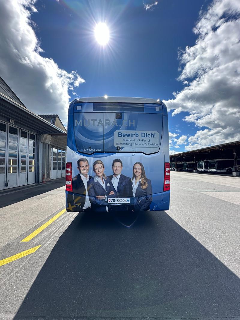 Mutara Buswerbung mit Mitarbeitern